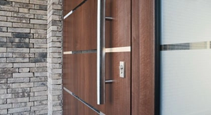 PAGEN voordeur met warme houtlook en lange verticale greep