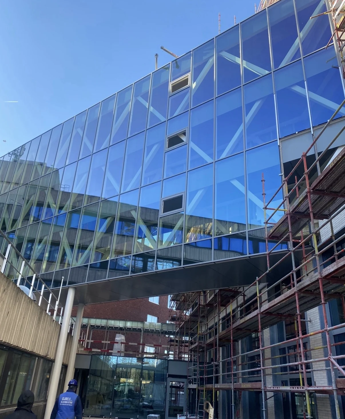 Brede glazen gevel met weerspiegeling van de omgeving