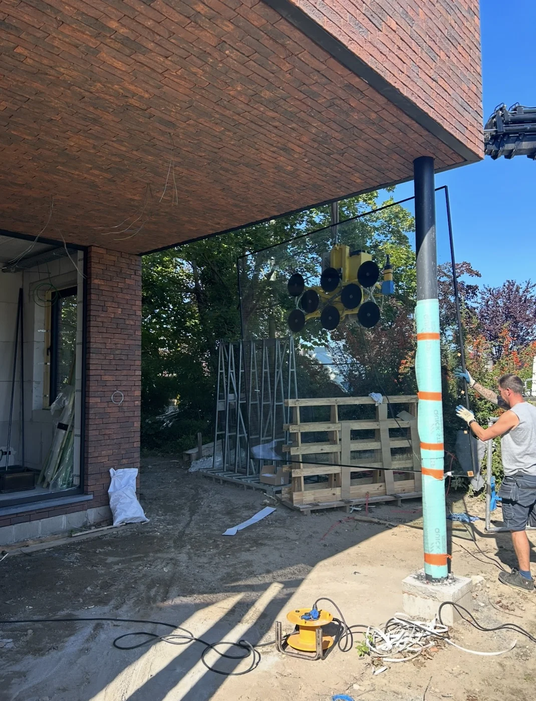 Plaatsing van grote glaspartijen aan een overdekt terras