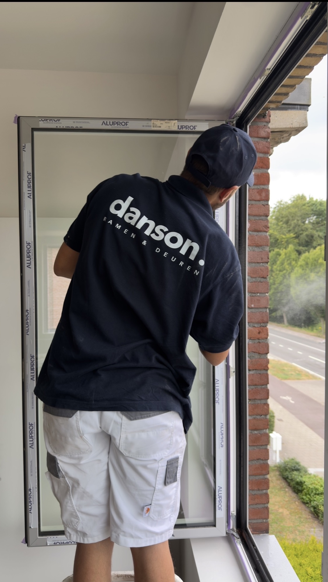 Danson-vakman tijdens de plaatsing van een aluminium raam