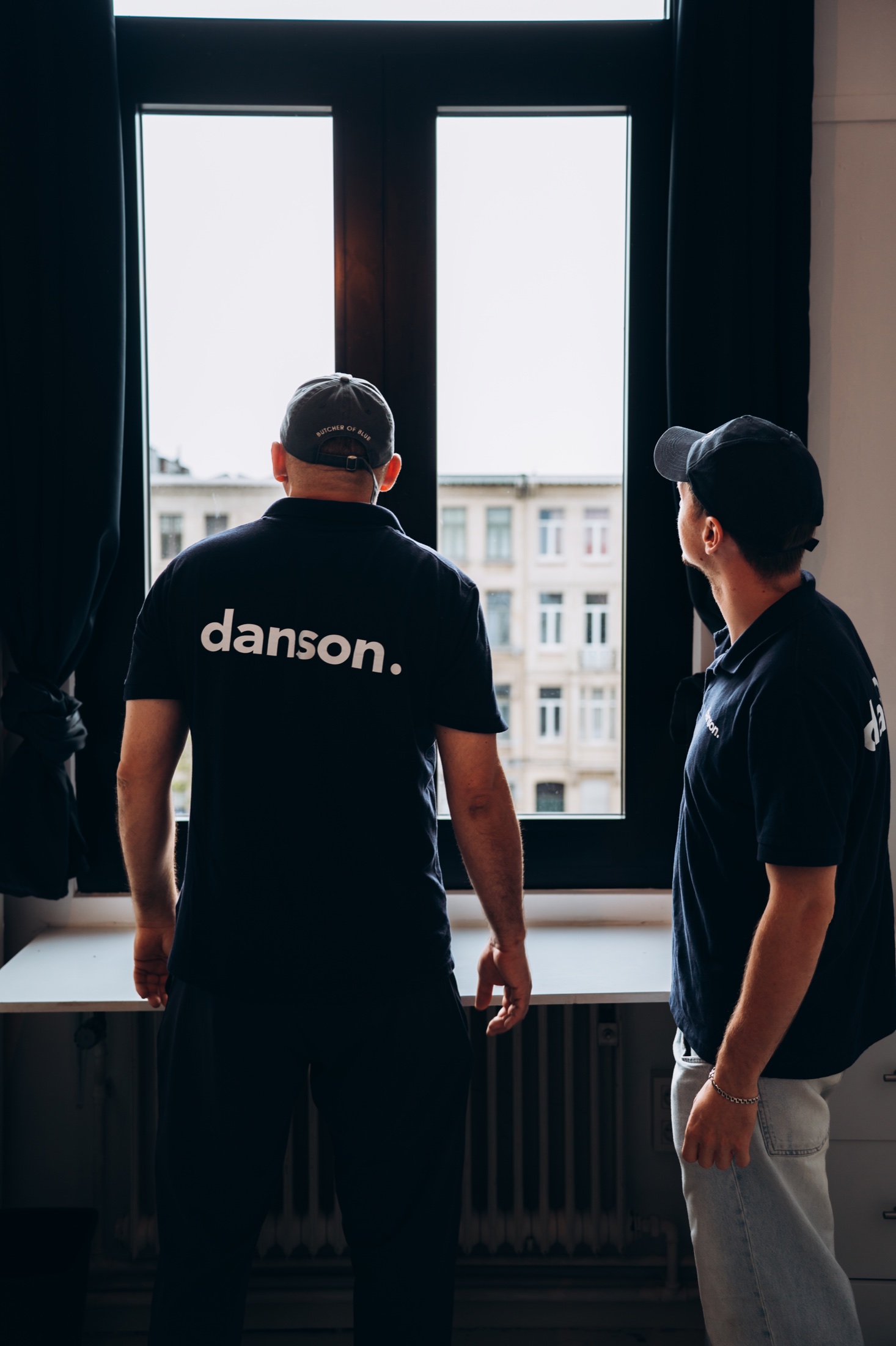 Twee Danson-vakmensen tijdens de eindcontrole van een geplaatst raam