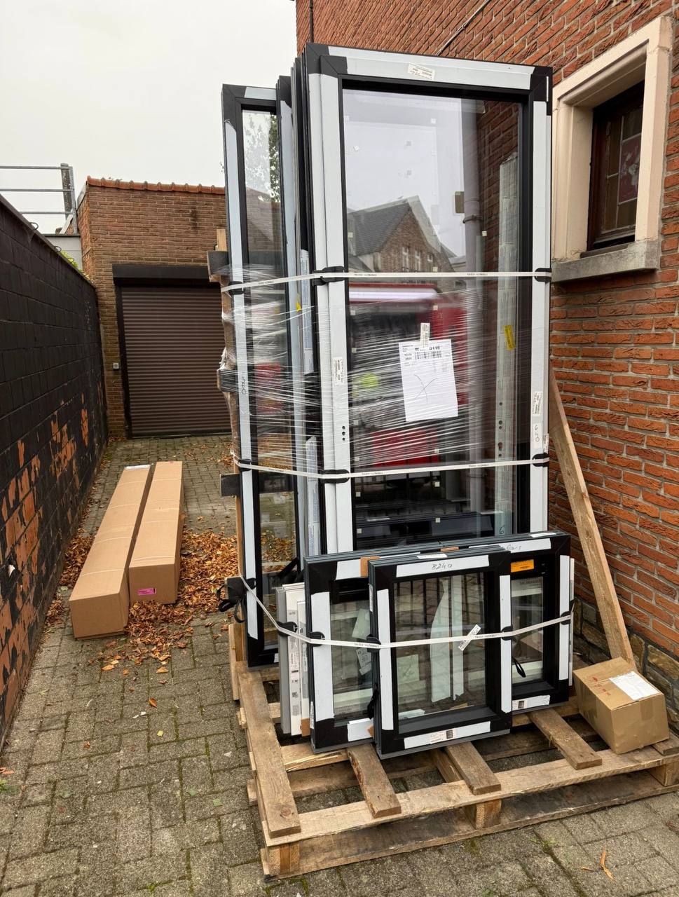 Verpakte donkere raamkaders op een transportbok